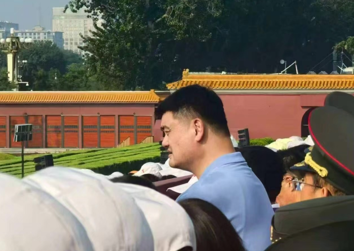 无上荣耀！姚明参加九三阅兵仪式太显眼 卸下重负他笑容多许多
